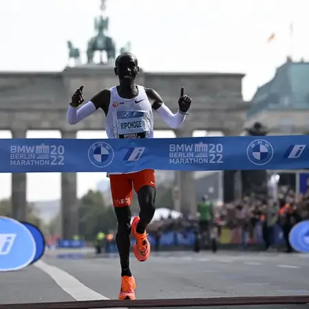 Eliud Kipchoge bat son record du monde du marathon en 2h01'9''