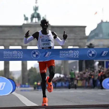 Eliud Kipchoge bat son record du monde du marathon en 2h01'9''