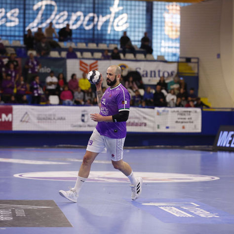 Derbi intenso y sin premio: el Caserío aprovecha el desgaste de Guadalajara para llevarse la victoria