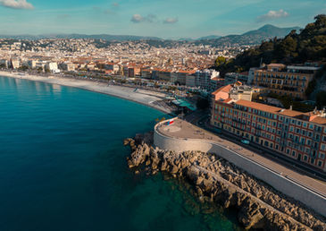 La baie des anges de Nice et la colline du chateau