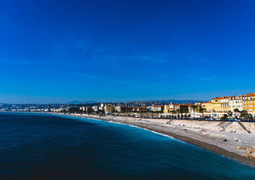 une vue large de la promenade des anglais