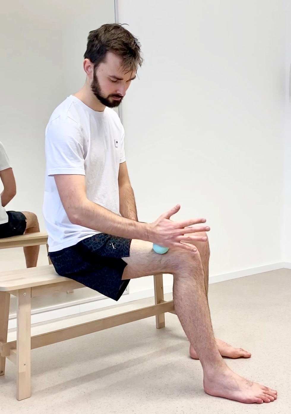 Automasáž m. vastus lateralis míčkem