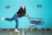 Frau Skateboard Einkauf