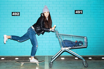 Kvinna Skateboard Shopping