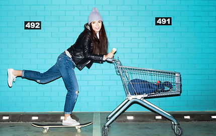 Kvinna Skateboard Shopping