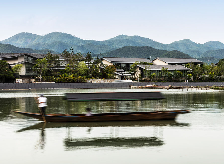 保津川越しのホテルと美術館