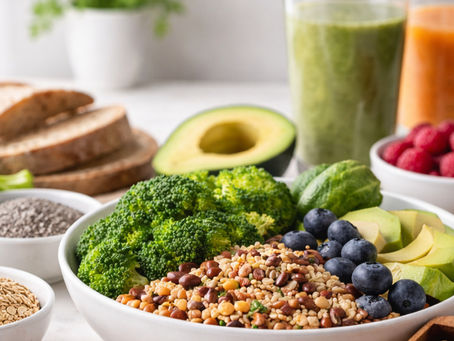 Prato equilibrado com alimentos ricos em fibras, como vegetais verdes, grãos integrais, sementes, frutas e leguminosas.