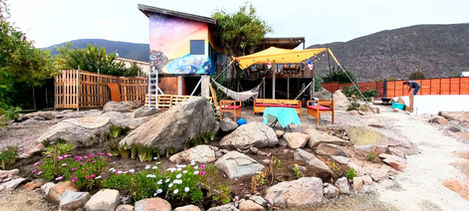 Vista del area de camping para hacer fogatas del alojamiento tipo Glamping de Totoralillo en la Región de Coquimbo, Chile