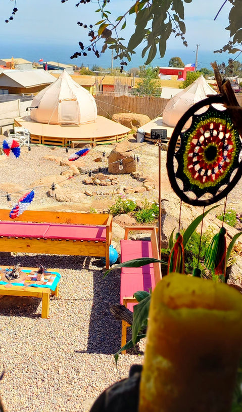 Vista desde la terraza de las Cabañas  del alojamiento tipo Glamping de Totoralillo hacia la playa en la Región de Coquimbo, Chile 