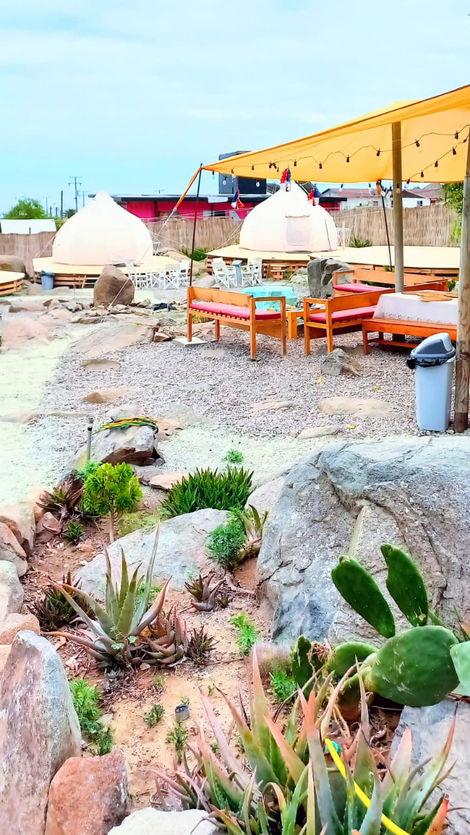 Vista del area de camping para hacer fogatas del alojamiento tipo Glamping de Totoralillo en la Región de Coquimbo, Chile