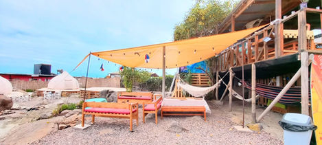 Vista del area de camping para hacer fogatas del alojamiento tipo Glamping de Totoralillo en la Región de Coquimbo, Chile