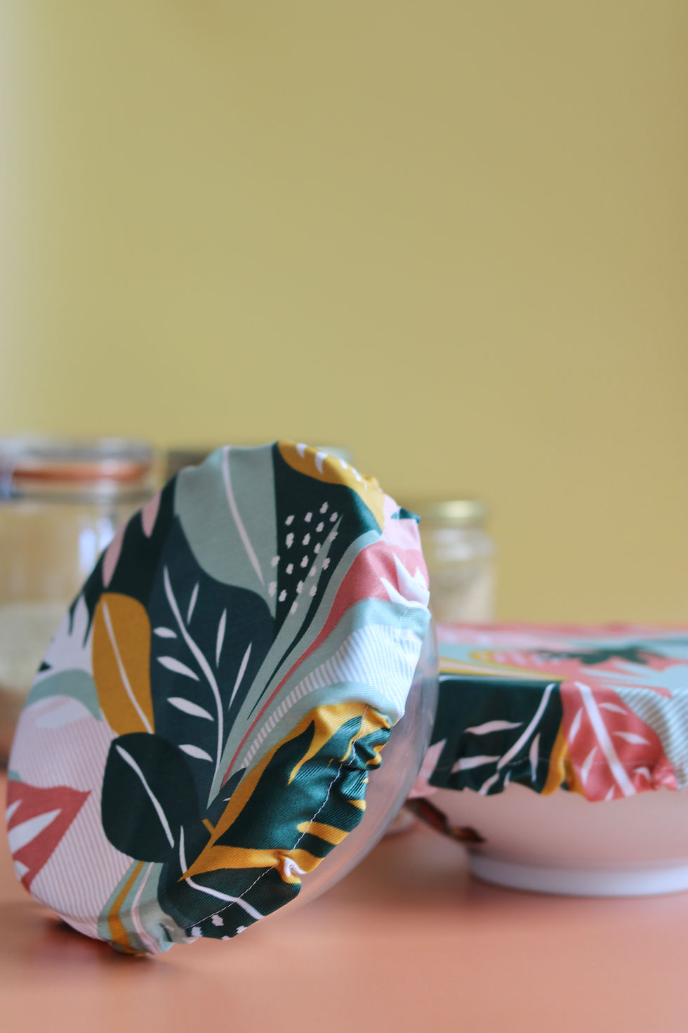 Miniature : Couvre-bol en tissu motif décoratif sur un plat