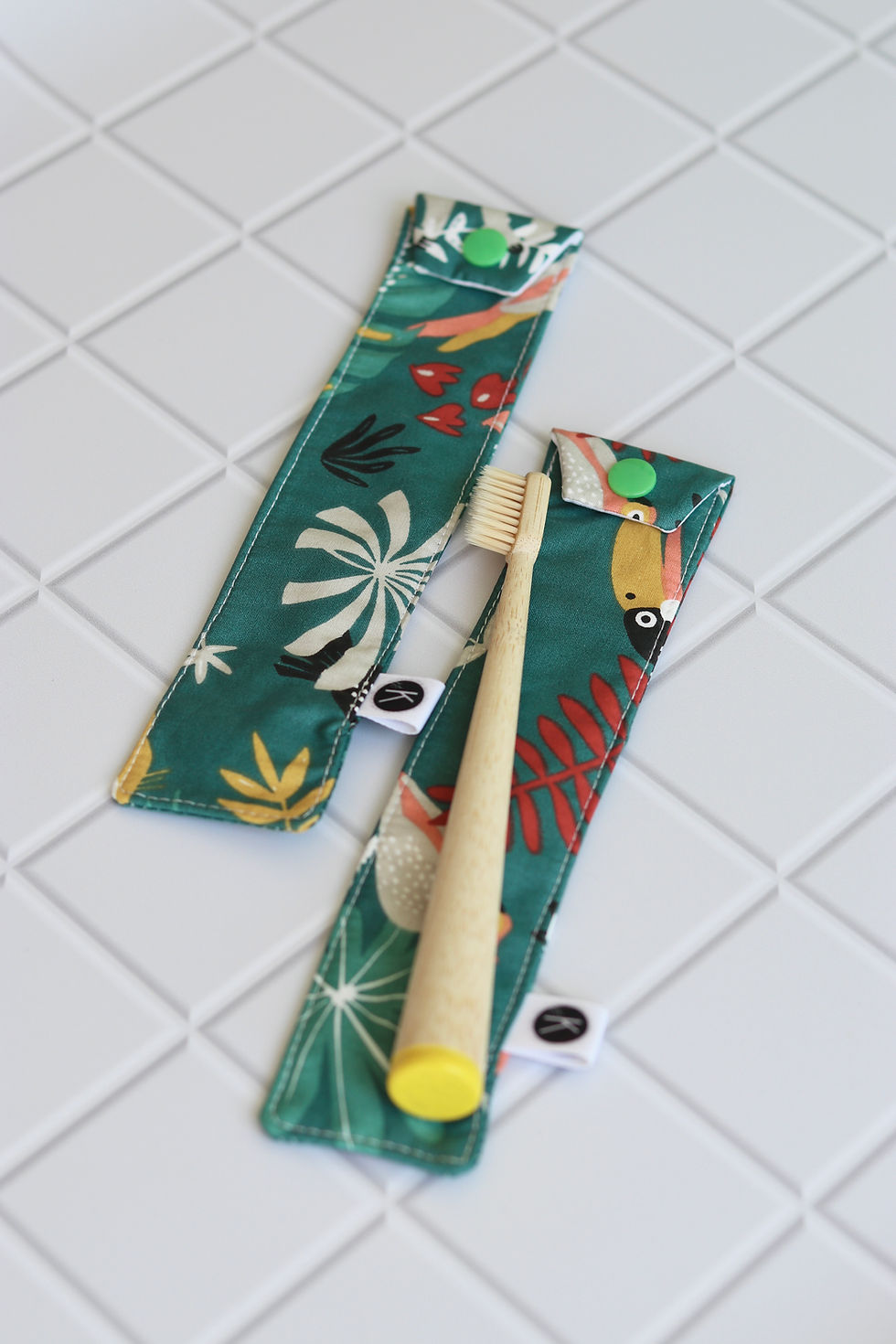 Miniature : Étui à brosse à dents réutilisable posé sur un lavabo