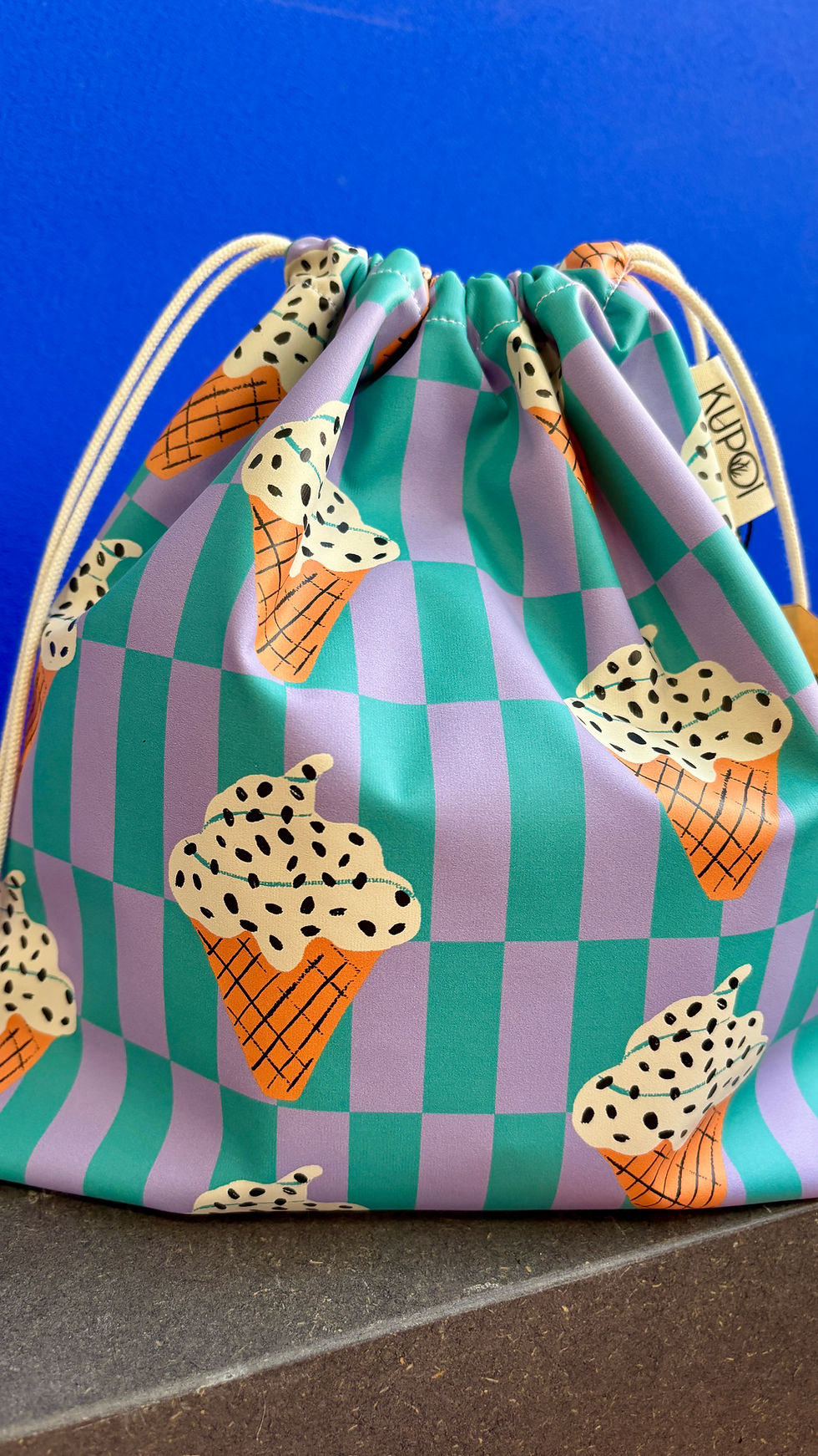 Miniature : Pochon imperméable compact pour maillot de bain mouillé, idéal pour l’été.