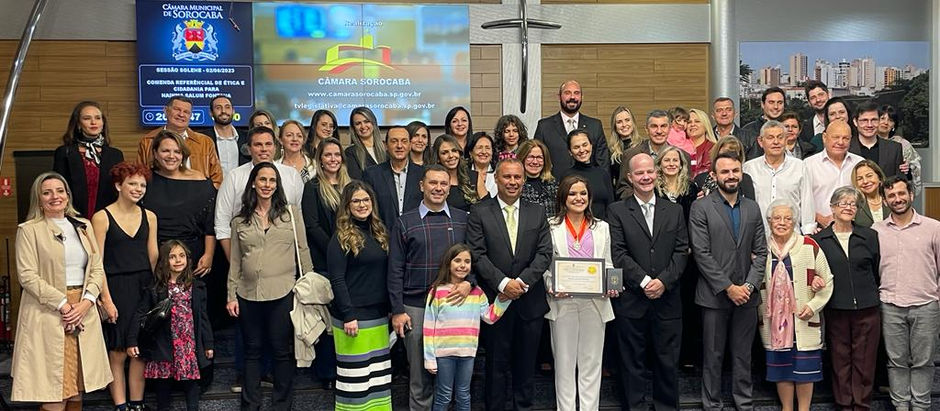MÉDICA INFECTOLOGISTA RECEBE HOMENAGEM NA CÂMARA MUNICIPAL