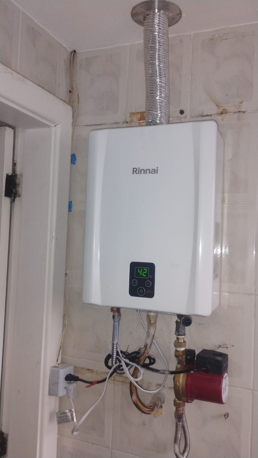 🔧 2️⃣ Instalação de Aquecedor Rinnai na Barra da Tijuca
Instalação profissional de aquecedor Rinnai digital na região da Barra da Tijuca, Zona Sudoeste (antiga Zona Oeste).
Realizamos ligação hidráulica e de gás conforme normas técnicas, garantindo desempenho e segurança.
Também oferecemos instalação com pressurizador para locais de baixa pressão.
Atendimento em toda a Barra, Recreio e Itanhangá.
Reparos Carioca – referência em instalação de aquecedores a gás no Rio.
