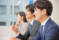 男女スーツ横顔.jpg