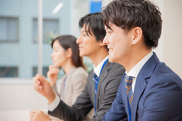 男女スーツ横顔.jpg