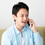 電話をする男性