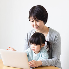 パソコンを使う親子