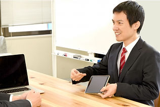 男性打ち合わせ中