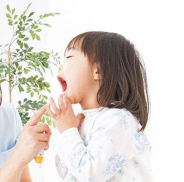 口を開ける子ども