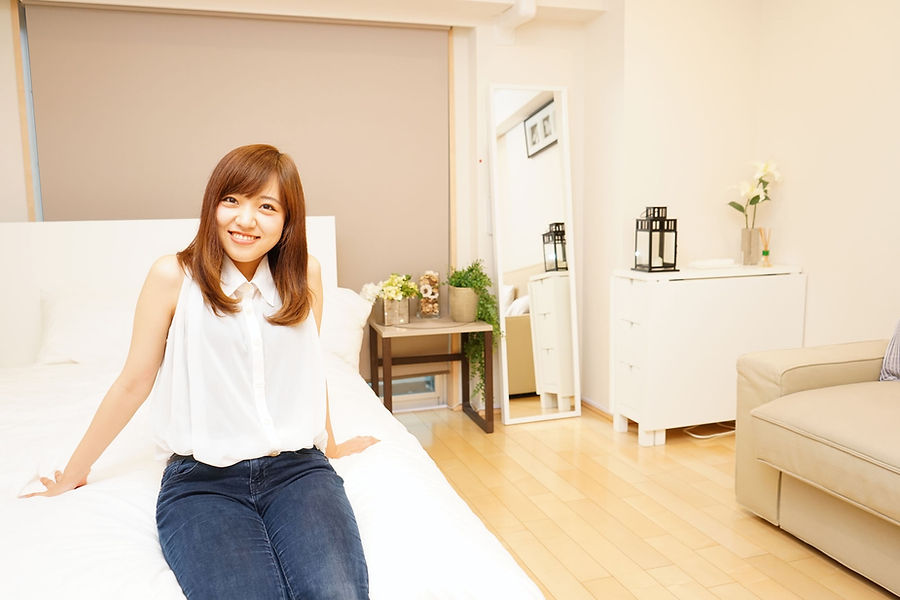 部屋でくつろぐ女性