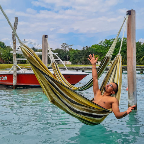 Viajero relajado en Bacalar, Quintana Roo, México 
