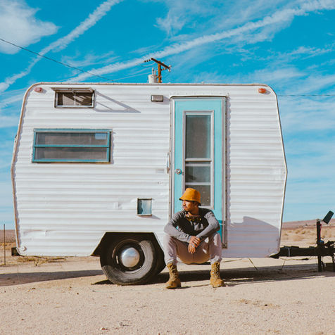 Viajero en camper en Joshua Tree