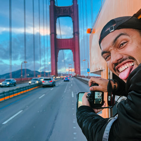 Viajero grabando el Golden Gate en San Francisco, Estados Unidos