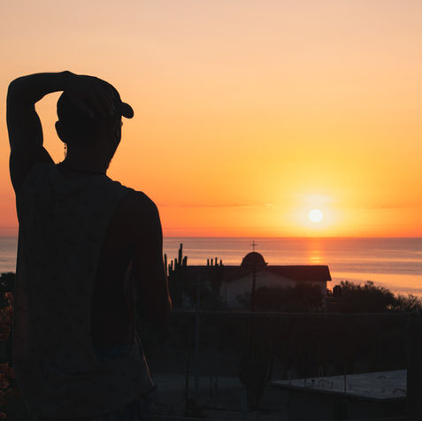 Viajero viendo el amanecer en La Ventana B.C.S, México 