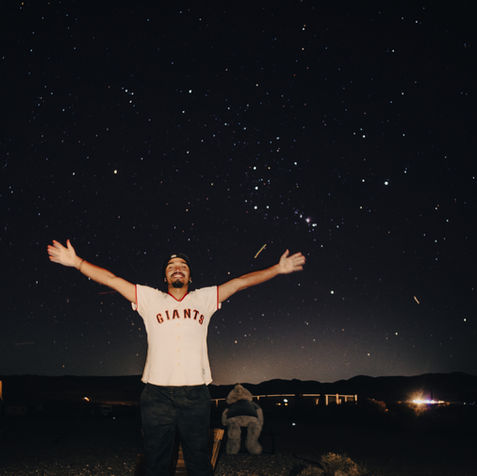 Viajero en Joshua tree de noche