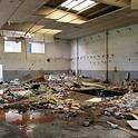 nave llegan de escombros y basura