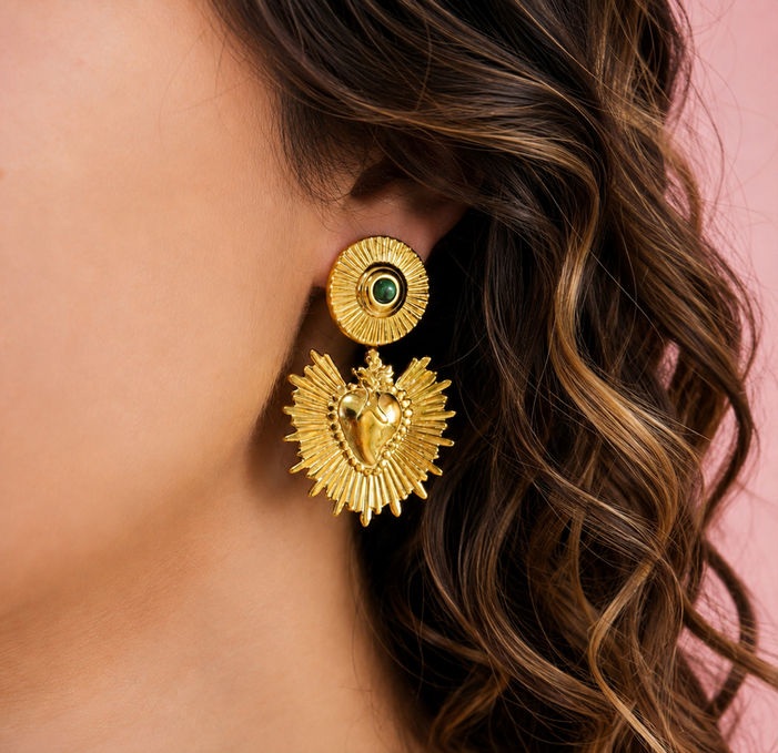 Boucle d'oreille dorée,  en forme d'exvoto bijoux essentiels et authentiques.