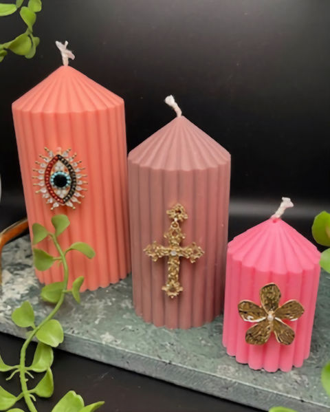 Bougies & Bijoux
Bougies parfumées et décorées, fabriquées en Provence.
Cire de soja, mèche coton et parfums de Grasse
450gr 38€
200gr 26€