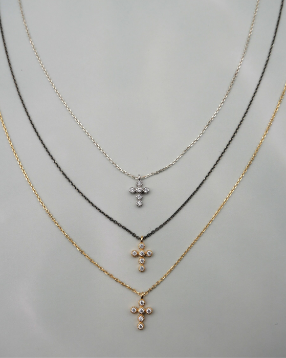 Collier fin composé d’une chaine fine et d’un pendentif croix en strass.
39cm de long

Chaine maille forçat 1 mm en argent 925, 
argent 925 rhodié noir 
ou en Gold Filled 14 carats

Croix en laiton plaqué or 3 microns, 11*7 mm.