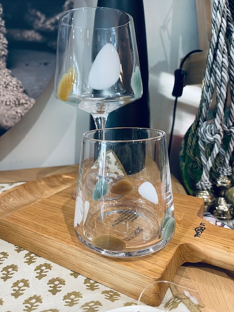 verre à pied et gobelet.