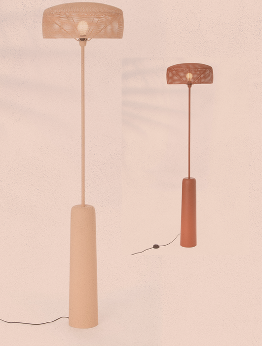 Grand lampadaire
Hauteur totale : 1,80m 
Base : 17cm de large
 Sable ou terracotta