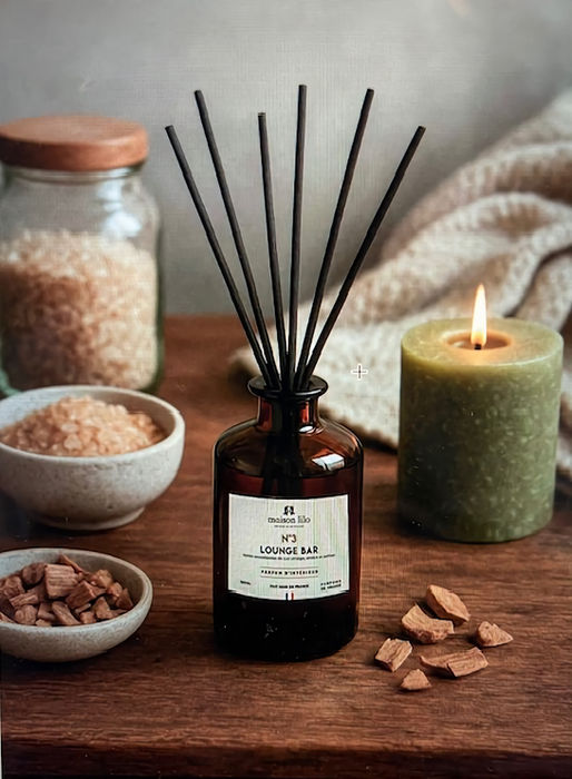 Parfum d'ambiance en flacon de verre ambré livré avec 6 tiges de rotin noires