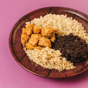 Arroz integral, farofa, frango grelhado e feijão