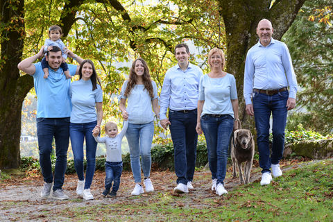 Familienfotograf Schramberg Waldspaziergang Hund