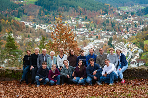 Familienfotograf Lauterbach große Gruppe Herbstlaub