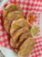 Patacones con guacamole y hogao