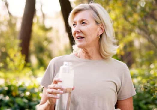 une femme dans la nature qui pratique une activité physique adaptée