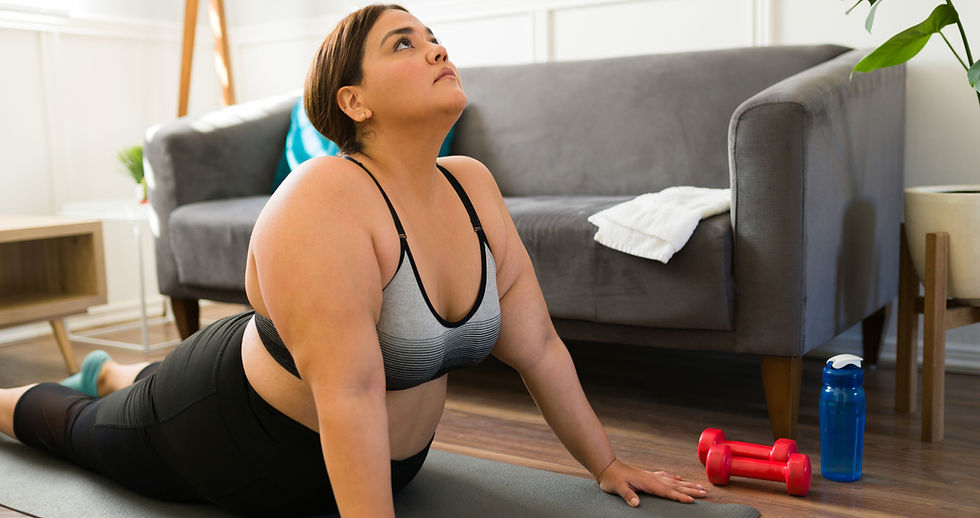 Jeune femme en surpoids faisant de l'activité physique