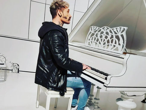 Mann am Klavier, schwarz weiß mit Klavier