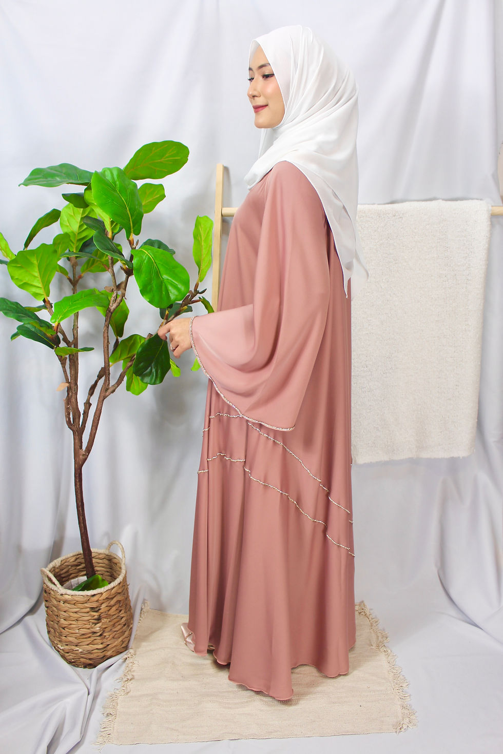 Thumbnail: Premium Princess Abaya in Dusty Pink