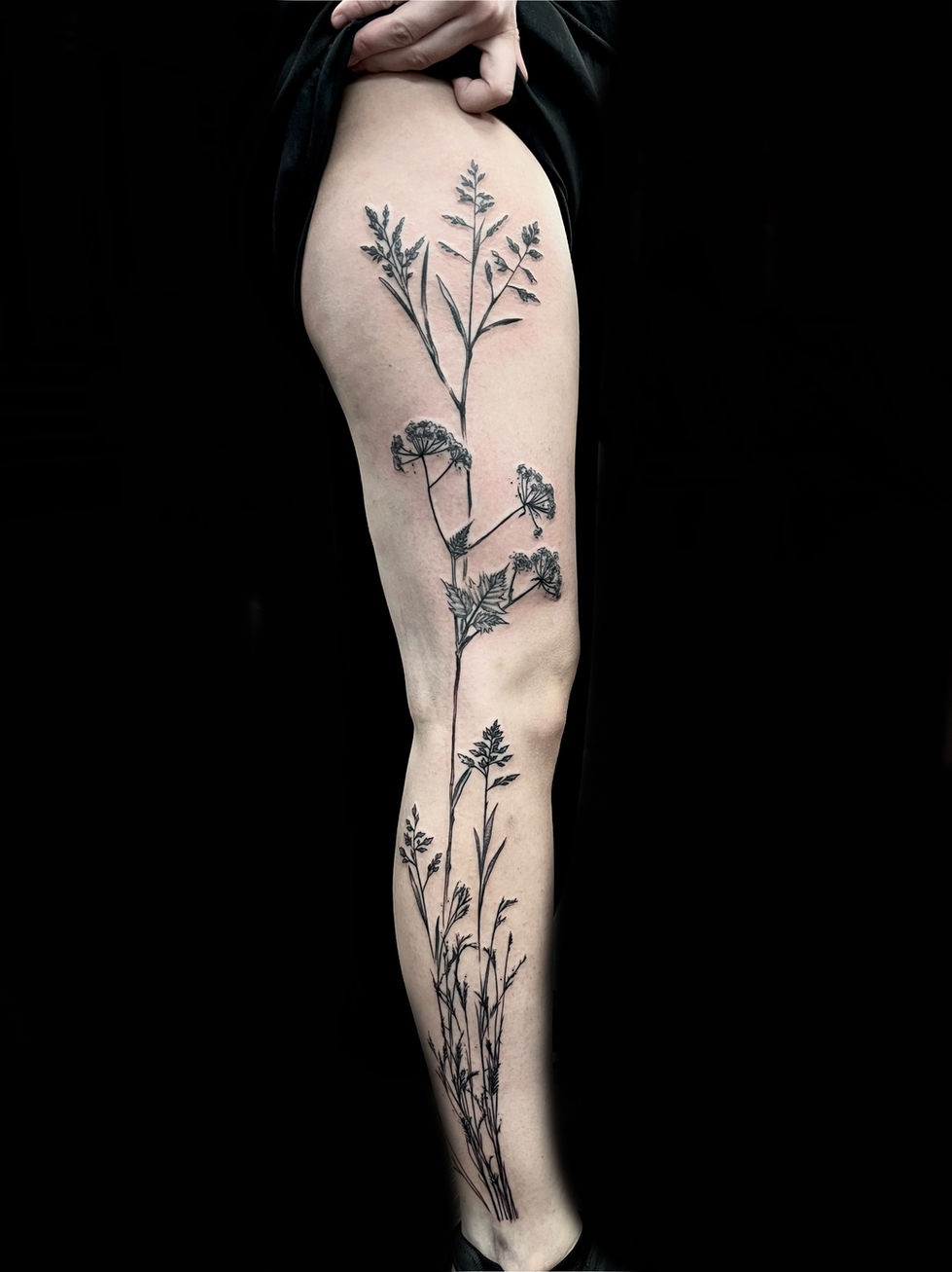 Fineline floral legsleeve tattoo