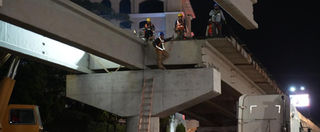 Alcaldía concluye la instalación de las vigas en el paso a desnivel del bulevar Juan Pablo II y continúan trabajando de día y noche para avanzar en la obra vial