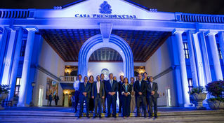 Casa Presidencial se ilumina de azul por el Día Mundial de la Alimentación